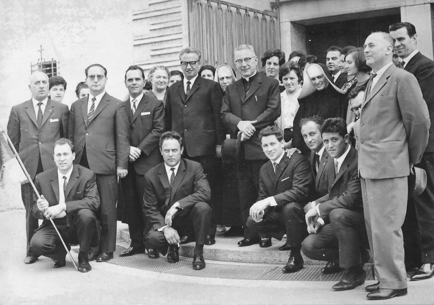 Winterthur (Svizzera), 5 giugno 1966: foto di gruppo in occasione della visita agli emigrati trentini da parte dell’Arcivescovo di Trento, mons. Gotta