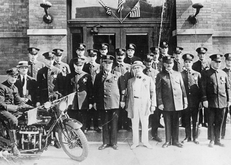 Chicago - Gli uomini del distretto di Polizia di Melrose Park a Chicago, negli anni ’20. Il sovrintendente Dominic Rago e gran parte degli agenti sono
