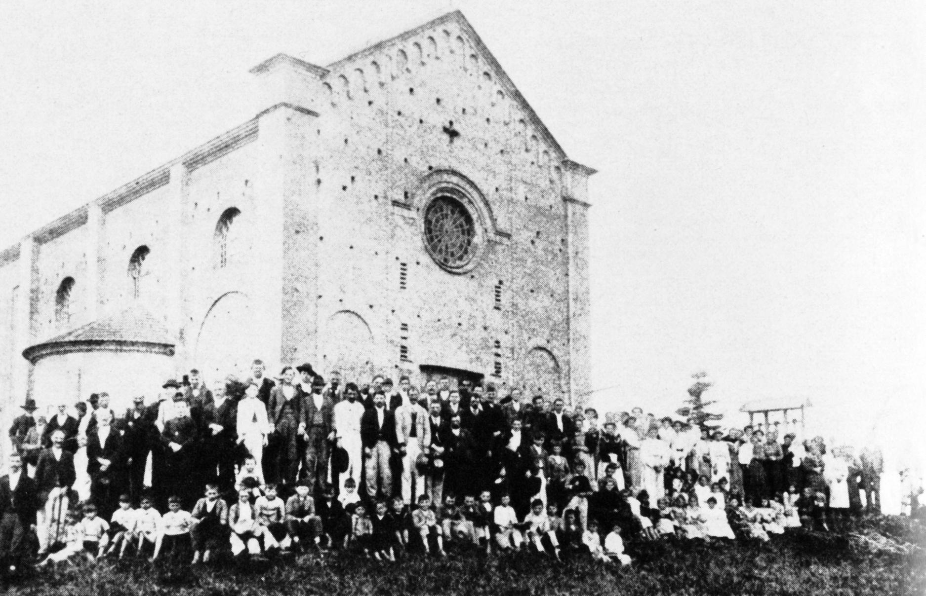 Campo Camposido (Paraná), intorno al 1910. Un gruppo di italiani, che hanno costruito la loro chiesa