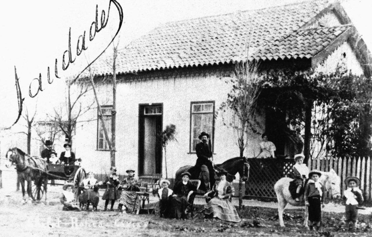 Caxias, Rio Grande do Sul, intorno al 1910: Benvenuto e Luigia Ronca. Scritto a penna sulla foto di famiglia: “Saudades”, “Nostalgie”