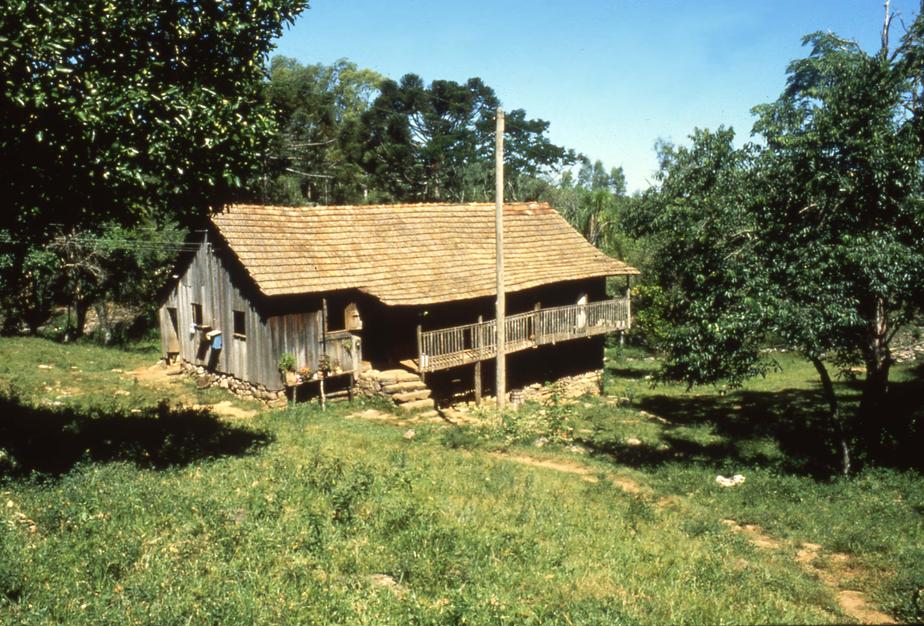 Rio Grande do Sul. Vecchi abitazioni in legno con il caratteristico tetto a tegole d’araucaria