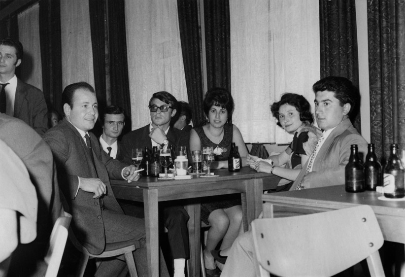 Al centro italiano con la moglie e una coppia di amici – 1965. Foto di Benito Cuomo.